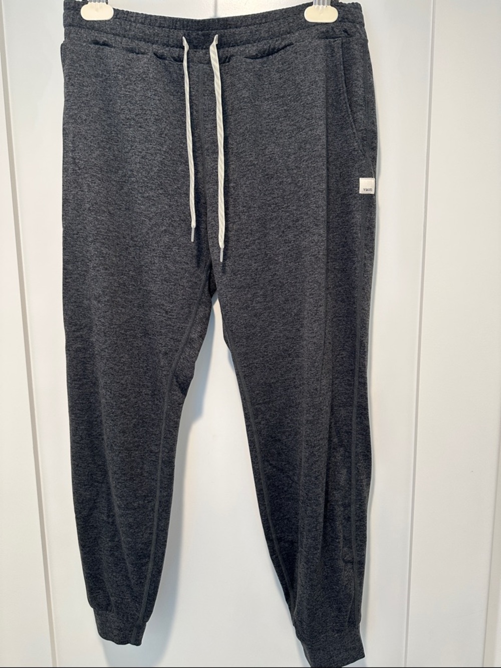 Vuori woman’s jogger size small charcoal grey
